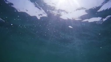 Sualtı çekim deniz su yüzeyi ile ışık saçan güneş ışığı