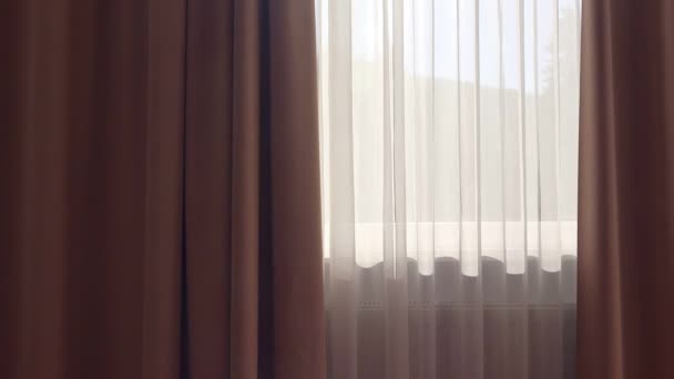 Appartement gordijnen in de donkere kamer — Stockvideo ... Appartement gordijnen in de donkere kamer — Stockvideo ...