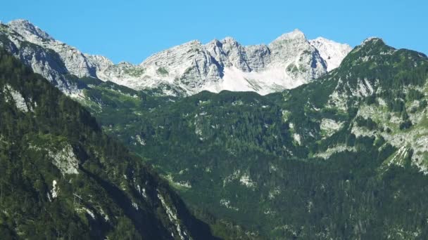 Julián Alpes sobre el lago Bohinj en Eslovenia — Vídeo de stock