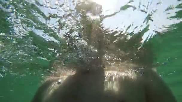 Hombre flotando en el agua — Vídeo de stock