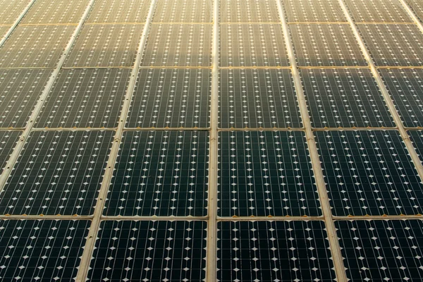 Luz solar en paneles solares — Foto de Stock