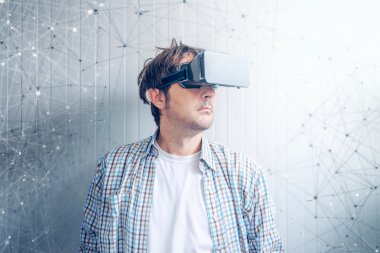 Adam ile Vr koruyucu gözlük