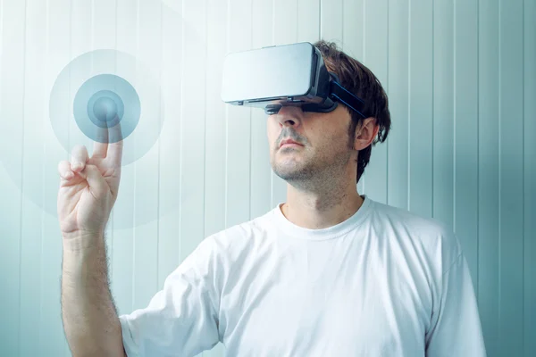 Man with VR goggles working in vurtual reality environment — Stock Photo, Image