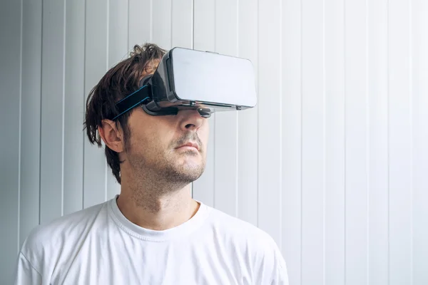 Mannen med Vr-glasögon — Stockfoto