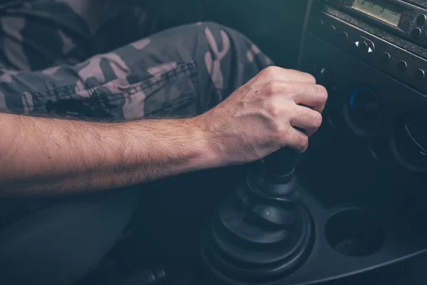 Чоловічий ручний механізм перемикання передач вручну — стокове фото