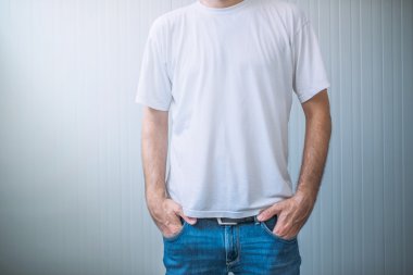 Boş beyaz t-shirt giyiyor rahat yetişkin erkek
