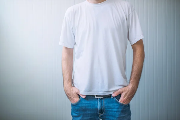 Lässiger erwachsener Mann trägt leeres weißes T-Shirt — Stockfoto