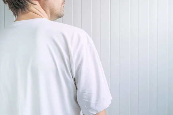 Hombre de camisa blanca por detrás —  Fotos de Stock