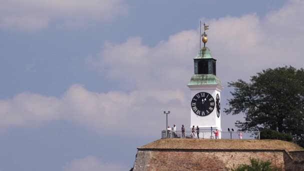 Vieille horloge tour célèbre à la forteresse Petrovaradin à Novi Sad — Video