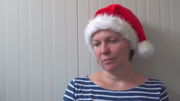 Разочарованная женщина с рождественской шляпой Санта-Клауса страдает от депрессии — стоковое видео