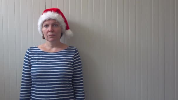 Femme déçue avec chapeau de Noël Père Noël souffrant de dépression — Video