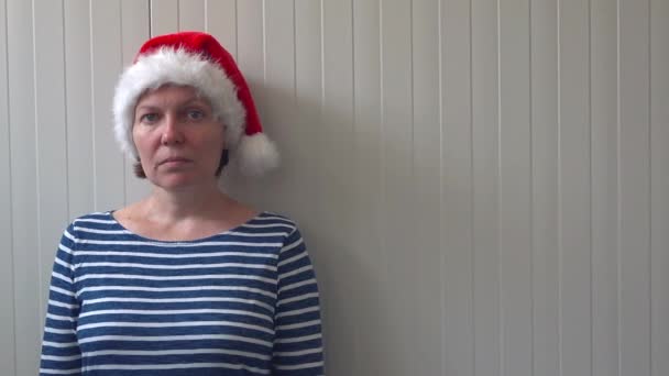 Kvinna med jul jultomten hatt ger långfingret — Stockvideo