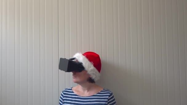 Karácsonyi Santa Claus kalap és a Vr fülhallgató nő — Stock videók