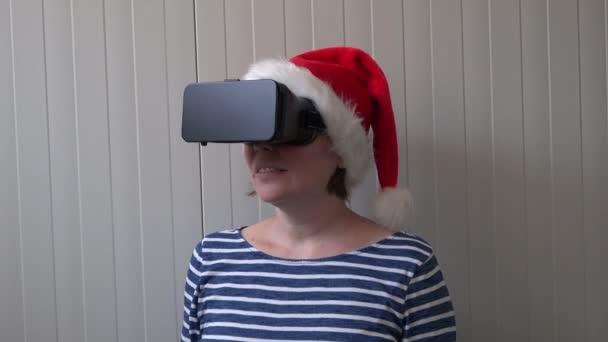 Karácsonyi Santa Claus kalap és a Vr fülhallgató nő — Stock videók