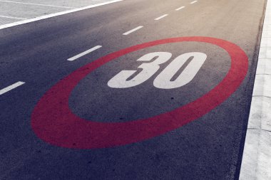 30 kmph veya mil hız sınırı işareti otoyolda sürüş