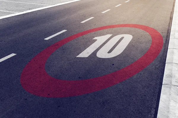 10 km/h eller mph köra hastighetsgräns tecken på motorväg — Stockfoto