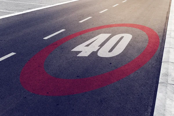 40 kmph veya mil hız sınırı işareti otoyolda sürüş — Stok fotoğraf