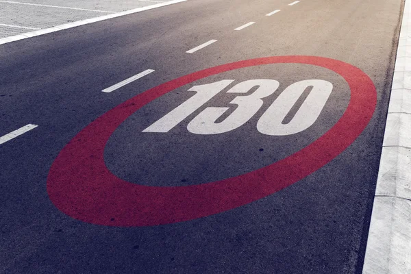 Sinal de limite de velocidade de condução de 130 kmph ou mph na estrada — Fotografia de Stock