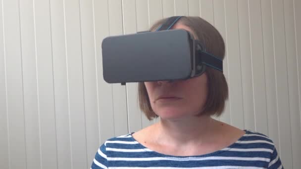 Handheld shot of woman with VR headset — Stock Video