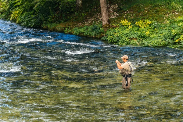 Onidentificeerbaar man vissen in de rivier de Jezernica, Bohinj Lake — Stockfoto