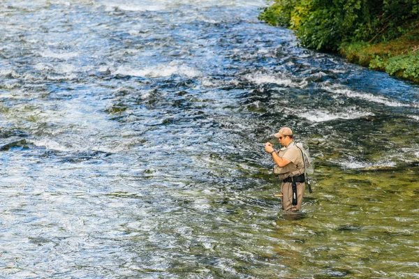 Unbekannter angelt am Fluss Jezernica, Bohinjer See — Stockfoto