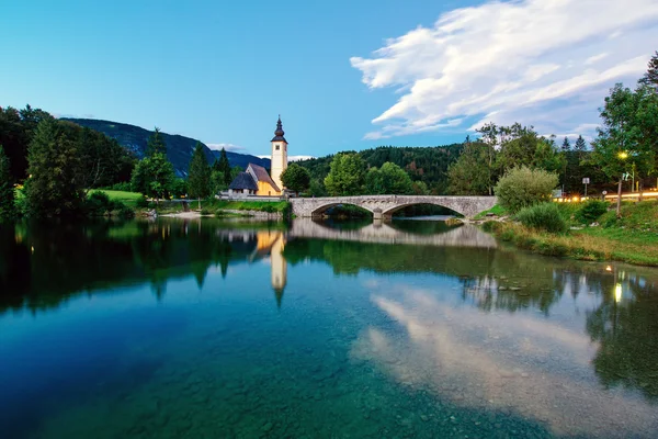 Iglesia de San Juan Bautista en el lago Bohinj —  Fotos de Stock