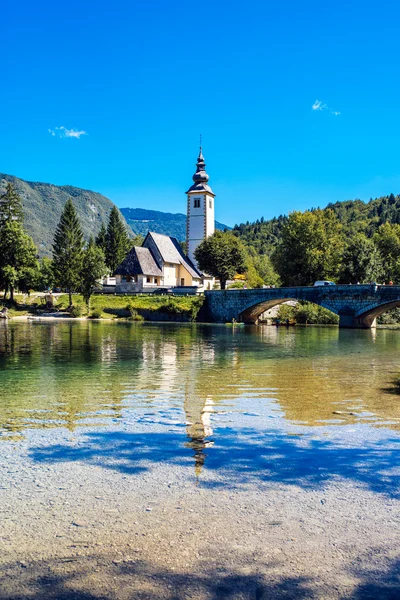 Kostel sv. Jana Křtitele u jezera Bohinj — Stock fotografie