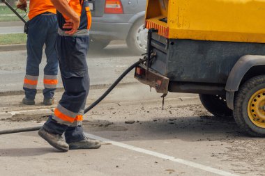 Tanımlanmamış yol bakım işçileri driveway tamir
