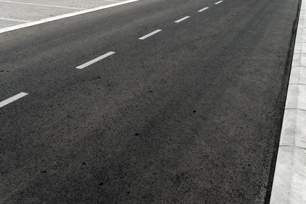 Estrada de asfalto vazia de duas vias — Fotografia de Stock