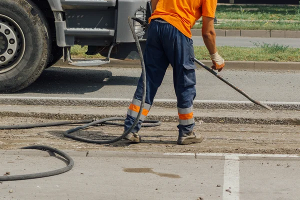 无法辨认的道路维修工人修复车道 — 图库照片