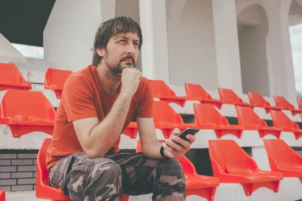 Hombre decepcionado en el estadio deportivo viendo el partido — Foto de Stock