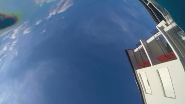 Binanın su altı atış ve mavi gökyüzü