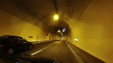 Karayolu tüneli üzerinden hız araba