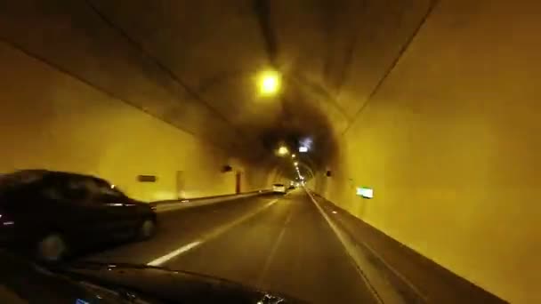 Fortkörning bil via motorväg tunnel — Stockvideo