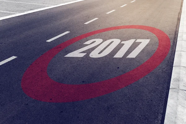 Знак ограничения скорости 2017 года на шоссе — стоковое фото
