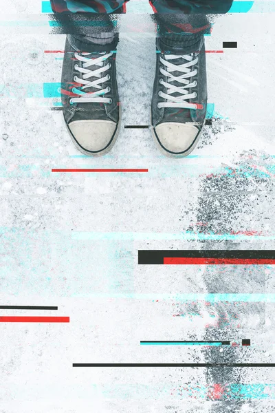 Пара кросівок на тротуарі з цифровим ефектом глюка — стокове фото