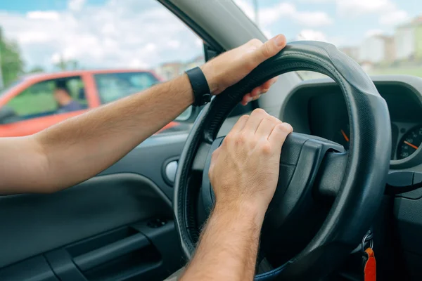 Nervioso conductor masculino empujando la bocina del coche en hora punta de tráfico —  Fotos de Stock