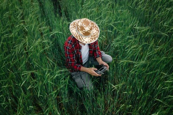 Letecký Pohled Zemědělce Ječmene Pomocí Dálkového Ovladače Dronu Plantáži Řízení — Stock fotografie