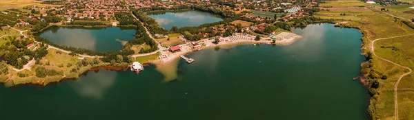 ズレンジャニン セルビアのペスカーラ湖のパノラマの空の景色無人偵察機のPovから晴れた夏の午後 — ストック写真