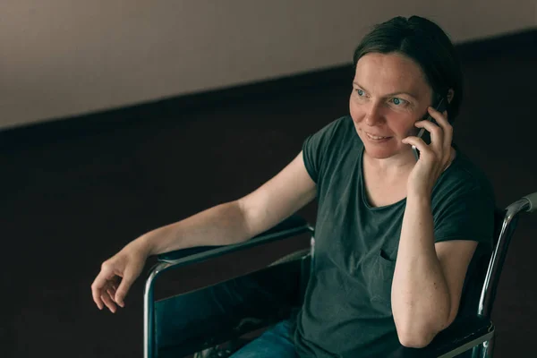 Mulher Esperançosa Com Deficiência Cadeira Rodas Conversando Telefone Celular Olhando — Fotografia de Stock