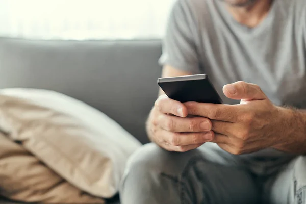 Man Met Behulp Van Mobiele Telefoon Thuis Volwassen Blanke Man — Stockfoto