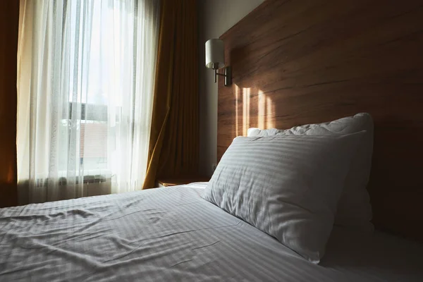 Seyahat Turizm Konsepti Için Yatağın Yanındaki Daire Yatak Yastıkların Üzerindeki — Stok fotoğraf
