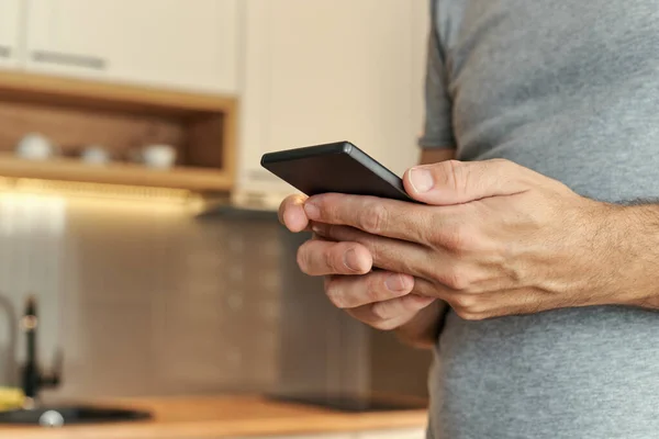 Homem Usando Telefone Celular Casa Adulto Caucasiano Sexo Masculino Desfrutando — Fotografia de Stock