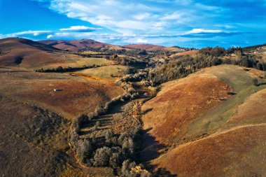 Drone Pov 'dan sonbahar günbatımında güzel Zlatibor manzarasının havadan görüntüsü. Sırbistan 'ın güneybatısındaki çorak tepeler ve yamaçlar.