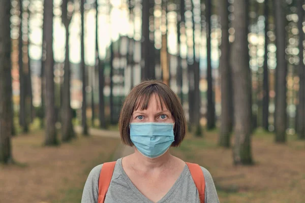 Sıradan Bir Kadın Günlük Koruyucu Yüz Maskesi Konseptiyle Parkta Poz — Stok fotoğraf