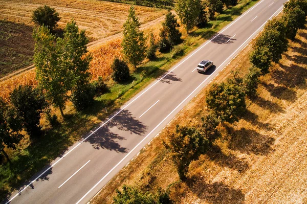 道路上の車の空中ビューは 美しい夏の田園風景 ドローン写真を介して運転 — ストック写真