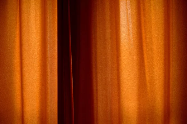 紧闭的窗帘后面 皱巴巴的窗帘作为背景 — 图库照片