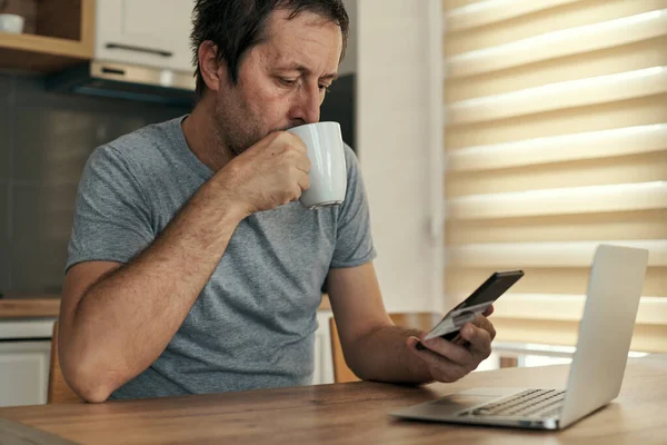 Man Handlar Online Hemifrån Med Mobiltelefon Och Kreditkort Vuxen Man — Stockfoto