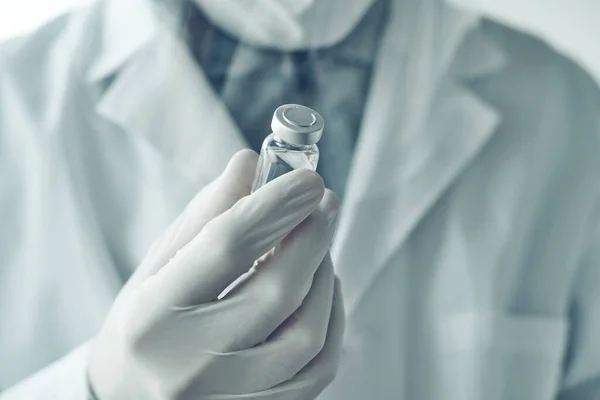 Covid 19ワクチンのコンセプト 選択的フォーカスのためのワクチン瓶を保持する医師 — ストック写真