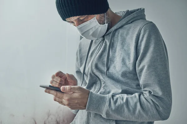 Covid Patient Nutzt Smartphone Zur Kommunikation Während Sich Selbst Quarantäne — Stockfoto